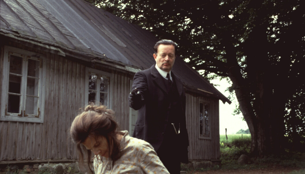 I Tv-serien Skånska mord spelar Ernst-Hugo Järegård rollen som Martin Svensson. Här i en scen där han hotar hushållerskan Emma (spelad av Karin Nordström). Järegård och Nordström var för övrigt gifta i det civila. Ernst-Hugo Järegård som kvarnägaren Martin Svensson