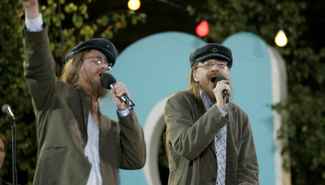 Robert Gustafsson imiterade ofta Peps Persson på Allsång på Skansen. 2005 fick han sällskap på scenen av originalet själv. Robert Gustafsson imiterade ofta Peps Persson på Allsång på Skansen. 2005 fick han sällskap på scenen av originalet själv.