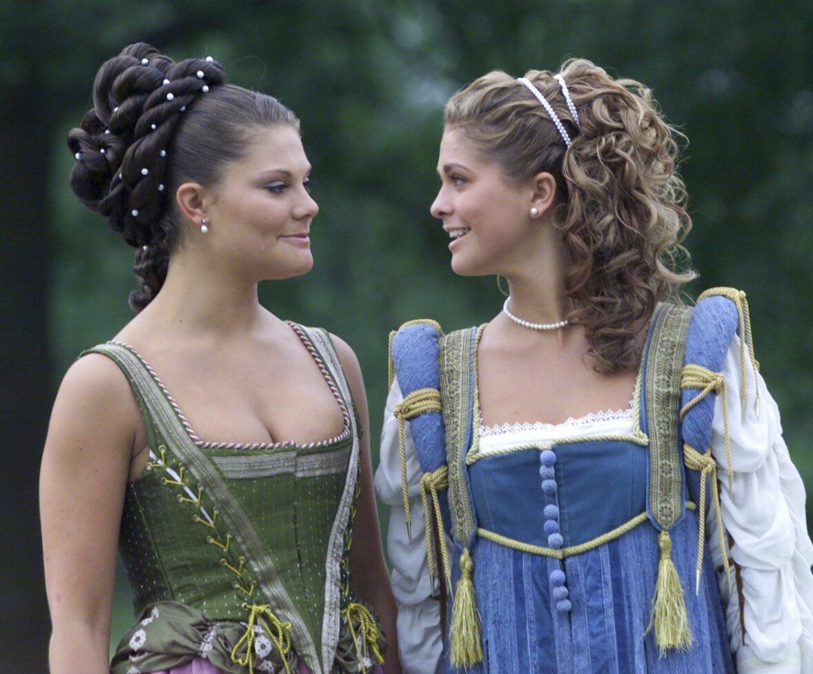 Victoria och Madeleine i medeltida-klänningar