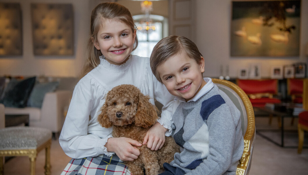 Prinsessan Estelle och prins Oscar med hunden Rio på Estelles 9-årsdag 2021.