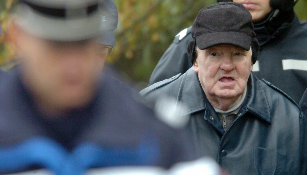 Émile Louis eskorterades av polisen i november 2004 till platsen han begravt två av sina offer i början av 1970-talet. Émile Louis vallas på en brottsplats