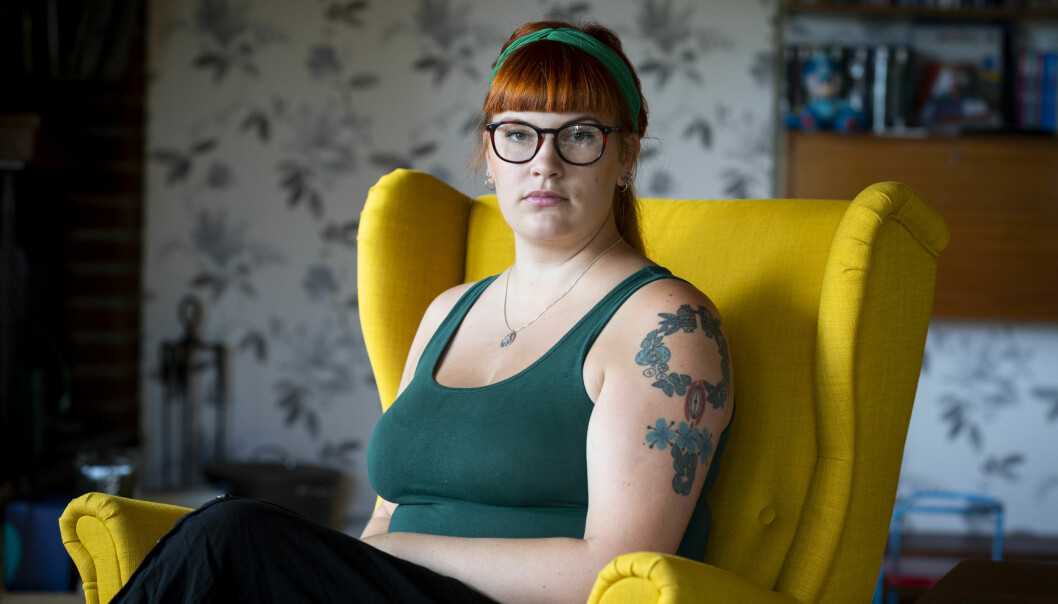 Katarina Svensson Flood sitter i en fåtölj och berättar vad unga tjejer känner sig tvingade till att göra.