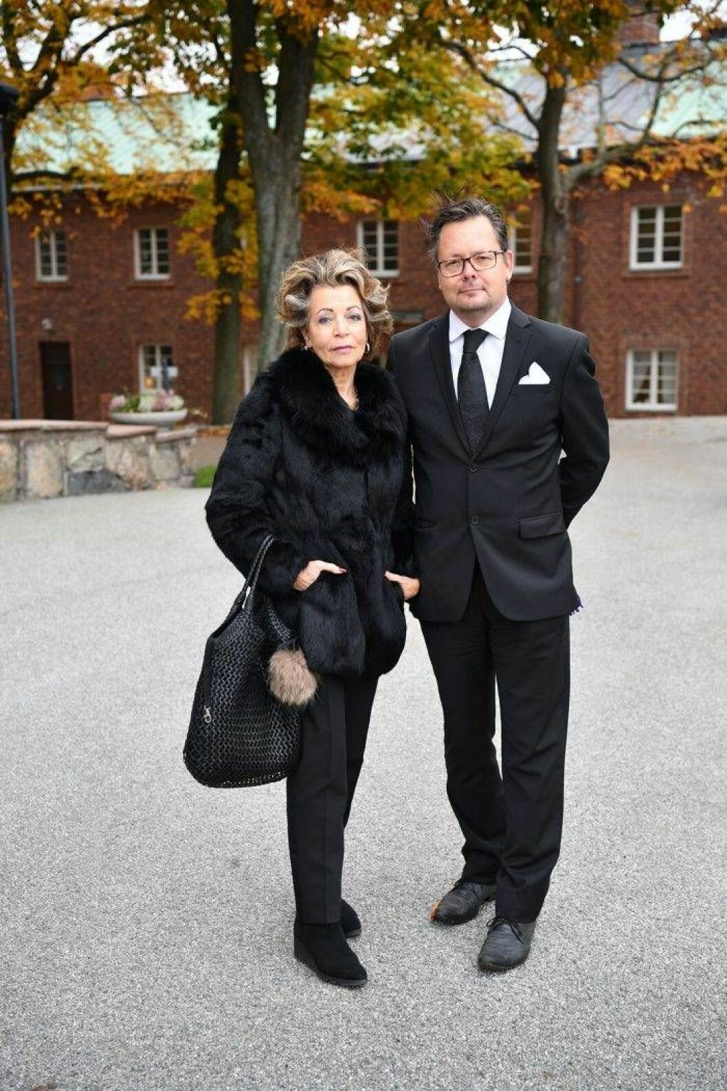 Yvonne Ekdahl och Mikael Aringsjö anländer till Högalidskyrkan där Arne Weise begravs. Begravning för Arne Weise