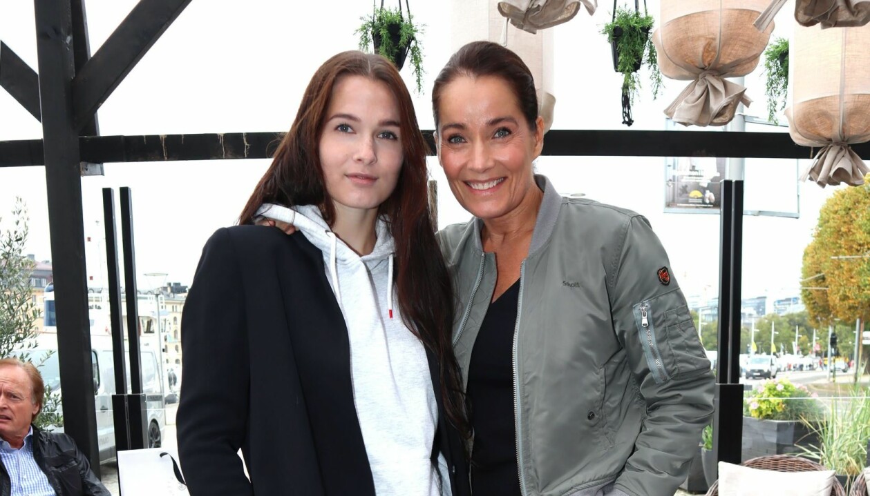 Agneta har en nära relation till sin dotter Maja Strömstedt, som är artist likt sin pappa Niklas Strömstedt. Agneta Sjödin och dottern Maja Strömstedt.