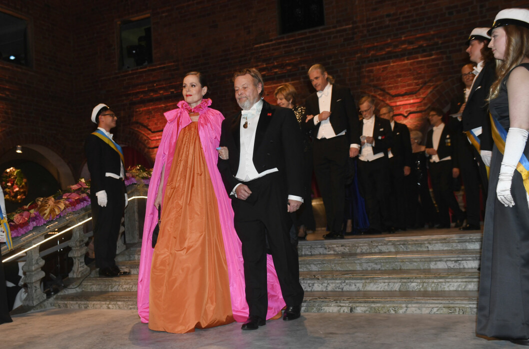 Hösten år 2019 gick Svenska Akademiens ständiga sekreterare bort i cancer. År 2018 närvarade hon vid vad som skulle bli hennes sista Nobelfest, iklädd en enastående kreation signerad svenska designern Pär Engsheden. Sara Danius Nobelklänning 2018.