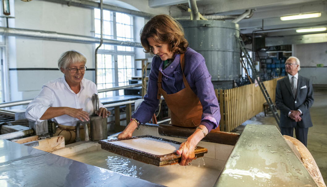 <i>Foto: Suvad Mrkonjic</i> Silvia på pappersbruk.