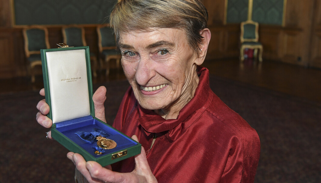 Februari 2019 tilldelades Gunilla medaljen Litteris et Artibus av kung Carl XVI Gustaf på Stockholms slott. Gunilla Bergström med en madalj i ask i handen.