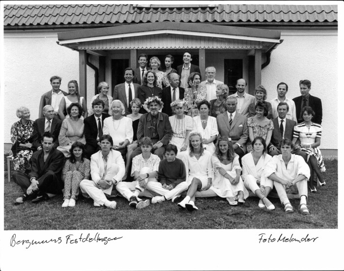 Ingmars 70-årsdag. Stående översta raden fr.vä: Fredrik von Rosen, direktör, Caroline von Rosen, herrskräddare, Kia Vedin, flickvän Peter Stormare och Dan Gordon, konstnär. Stående den andra (långa) raden fr.vä: Johan Sundelin, dramatiker, med flickvän Anna von Rosen, skådespelare, Gerd Nielsen, sjuksköterska, Donald Saunders, hotelldirektör, med maka Liv Ullmann, skådespelare Norge, Sture Hellander, läkare, Anna-Karin Löfgren, Sven Nykvist, filmfotograf, Berit Andersson "Bibi", skådespelare, Jan Bergman, regissör, Eva Bergman, regissör, Mats Bergman, skådespelare och Hansjörg Betschart, regissör Schweiz. Sittande fr.vä: Margareta Carlberg, kanslichef Cinematograph, Lars-Owe Carlberg, producent, Käbi Laretei, musiker författare Finland, Lars Löfgren, teaterchef, Marika Vos, scenograf, Linn Ullmann, författare kritiker Norge, Ingmar Bergman, Käbi Laretei, musiker författare Finland, Lars Löfgren, teaterchef, Marika Vos, scenograf, Linn Ullmann, författare kritiker Norge, Ingmar Bergman, Ingrid Bergman, Birgit de Geer, Lars de Geer, friherre, Lena Bergman, utredare, Ingmar Bergman Jr, pilot, med maka Olga Bergman, pr-assistent Colombia. Sittande på marken fr.vä: Peter Stormare, skådespelare, Melinda Kinnaman, skådespelare, med pojkvän Daniel Bergman, passare regissör, Ola Bergman, barnbarn, Niklas Bergman, barnbarn, Lina Bergman, barnbarn, Maria von Rosen, dramatiker, Katrin, flickvän till Göran Bergman, barnbarn. År 1988, enligt TT.