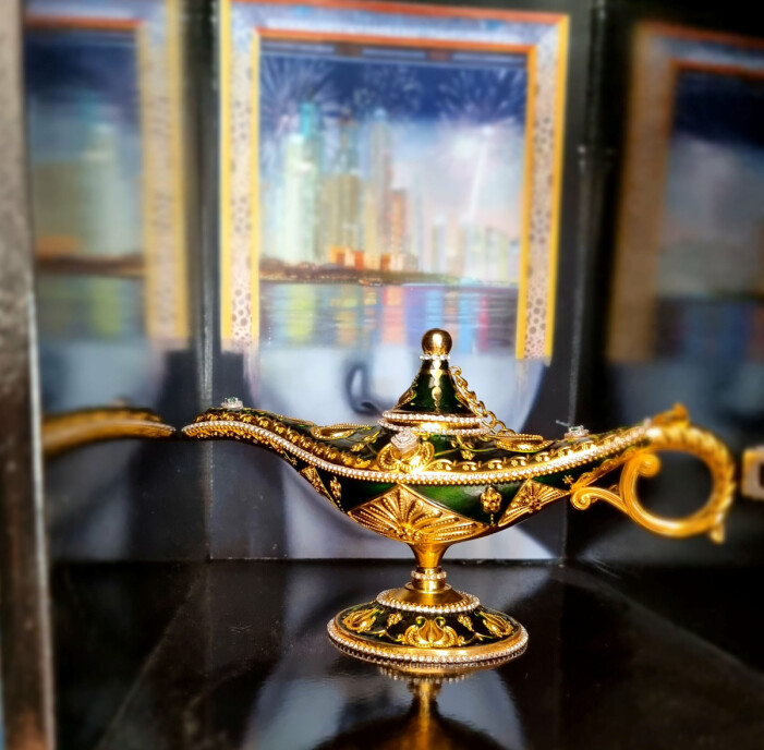 En Aladdin-liknande lampa är en av överraskningarna i luckorna.