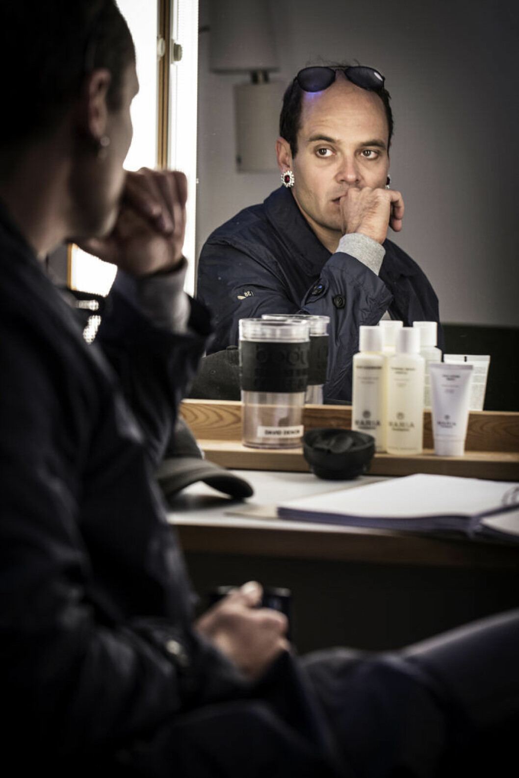Skådespelaren David Dencik spelar mot Alexej Manvelov i Dostojevskijs <em>Idioten</em> på Dramaten play. Foto Anette Nantell/TT