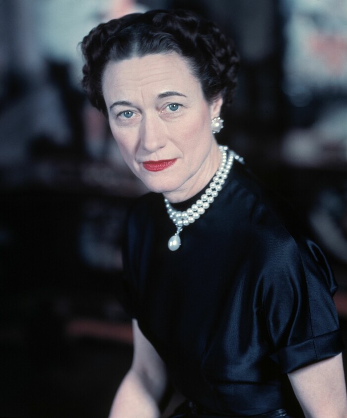 <span class=" bold" data-lab-bold_desktop="bold">JUNIBARN</span>. Wallis Simpson (1896–1986), född den 19 juni, blev hertiginnan av Windsor när hon gifte sig med Englands abdikerade kung Edward VIII som efter tronavsägelsen titulerades hertigen av Windsor. Deras kärlekshistoria, på sin tid en uppseendeväckande händelse, har aldrig upphört att fascinera. Det modemedvetna paret var stamkunder hos de ledande juvelerarfirmorna och hertiginnan utsågs flera gången till världens bäst klädda kvinna. Så lär hon också inför storslagna fester ha hängt på sig alla sina dyrbara smycken, ställt sig framför spegeln med mantrat ”Eliminera!” varpå hon plockade av sig de flesta och bara behöll ett minimum. Men vilket minimum!