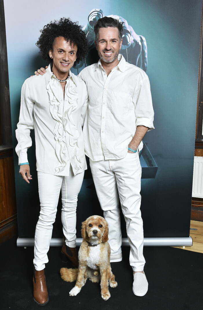 Peter och Oscar Jöback och hunden Rocky under Camilla Läckberg och Henrik Fexeus releasefest för nya boken Kult.