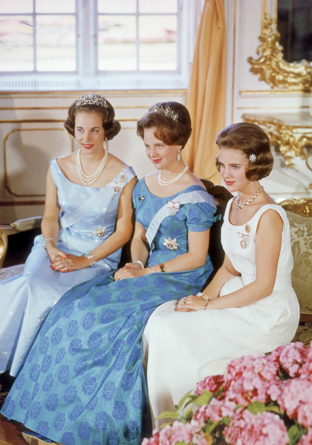 De tre danska prinsessorna unga och finklädda.