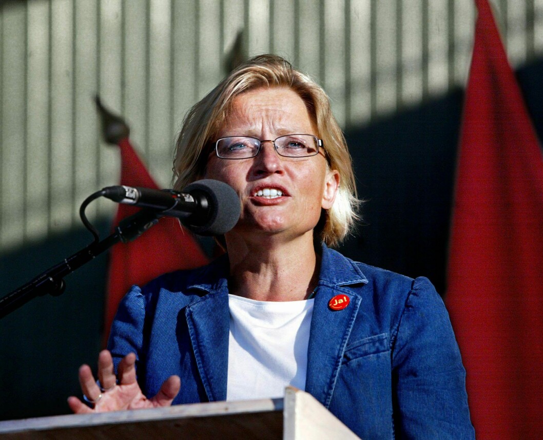 Anna Lindh var en omtyckt svensk politiker, vars plötsliga död lämnade ett stort sår i den svenska folksjälen. Hon avled den 11 september år 2003 på Karolinska sjukhuset i Solna, Stockholm. Anna Lindh på Almedalsveckan 2003.
