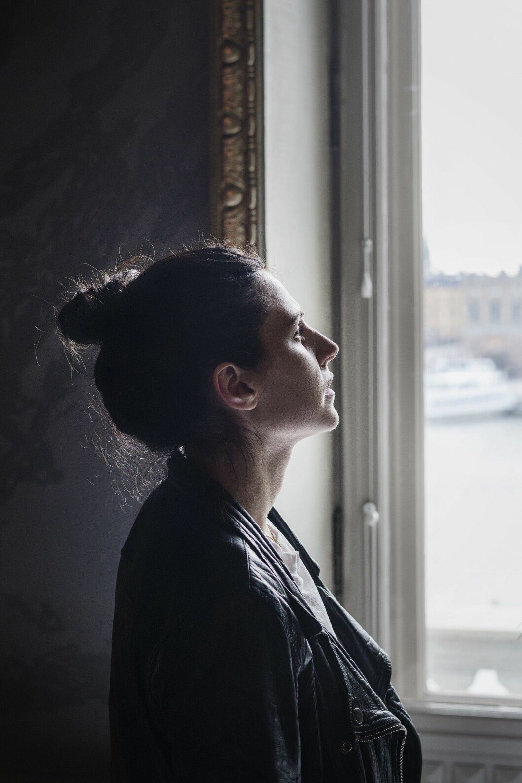 Nour El Refai lider av dystymi och har frågat sig varför så många mår dåligt i Sverige i programmet Landet lyckopiller. Skådespelaren och komikern Nour El Refai tittar ut genom fönstret.
