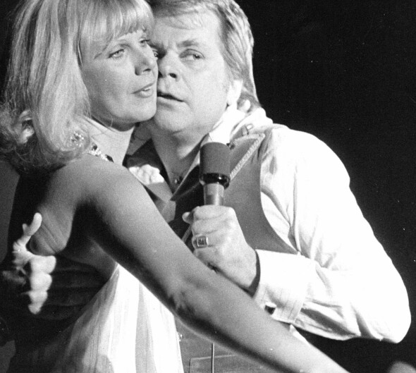 Ann-Louise Hanson och Lasse Lonndahl - i en <a target="_blank" href="https://www.youtube.com/watch?v=Zg0jPx9WEWk">midnattstango</a>? De båda fanns med på första svensktoppslistan. Ann-Louise Hanson och Lasse Lonndahl - i en <a target="_blank" href="https://www.youtube.com/watch?v=Zg0jPx9WEWk">midnattstango</a>? De båda fanns med på första svensktoppslistan.
