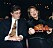 Bild på Tomas Pontén och Suzanne Reuter på Guldbaggegalan 1994. Suzanne håller en guldbagge i händerna och ler stort.