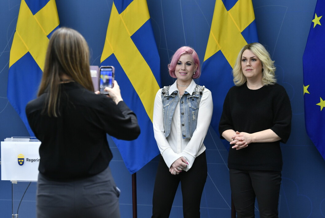 Melinda Jacobs tillsammans med tidigare socialministern Lena Hallengren efter en pressträff i februari. Vid pressträffen presenterade dåvarande regeringen de föreslagna lagändringarna i samband med <span class="italic" data-lab-italic_desktop="italic">Lex lilla hjärtat.</span> Melinda Jacobs tillsammans med tidigare socialministern Lena Hallengren