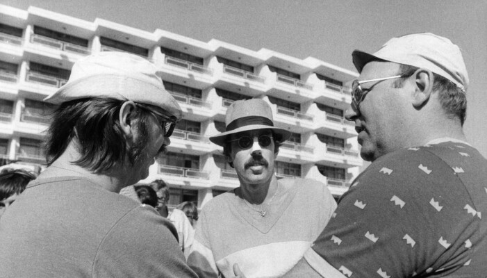 Inspelning av filmen "Sällskapsresan" i San Agustin på Gran Canaria i februari 1980. Från vänster Sven Melander, Lasse Åberg och Weiron Holmberg.