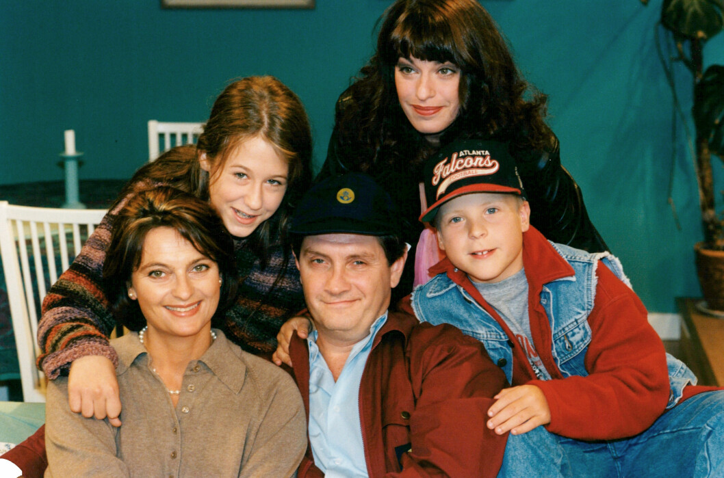 Från inspelningen av Svensson Svensson 1994. Fr. v. Suzanne Reuter, Chelsie Dickson, Allan Svensson, Charlott Strandberg och Gabriel Odenhammar. Bild på skådespelarna i tv-serien Svensson Svensson.