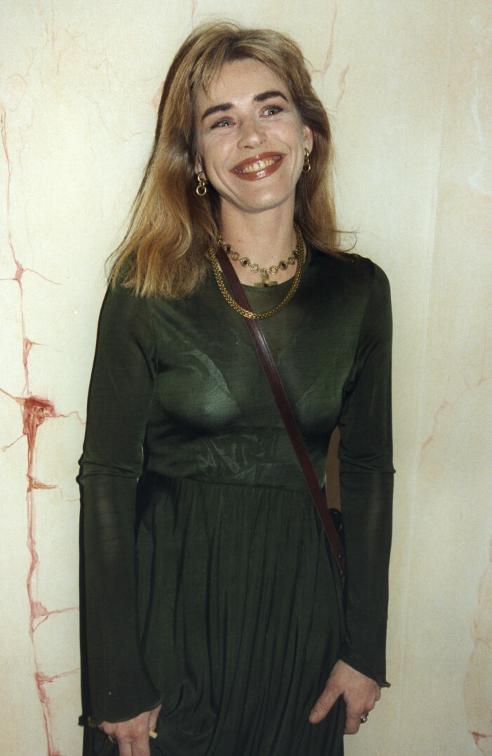 Ewa är glad, på en tillställning 1995. Ewa Fröling i grön klänning.