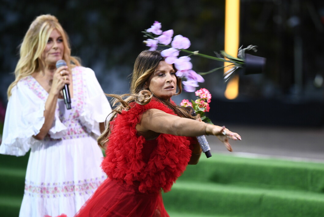 Pernilla Wahlgren and Carola in Allsång on the fences