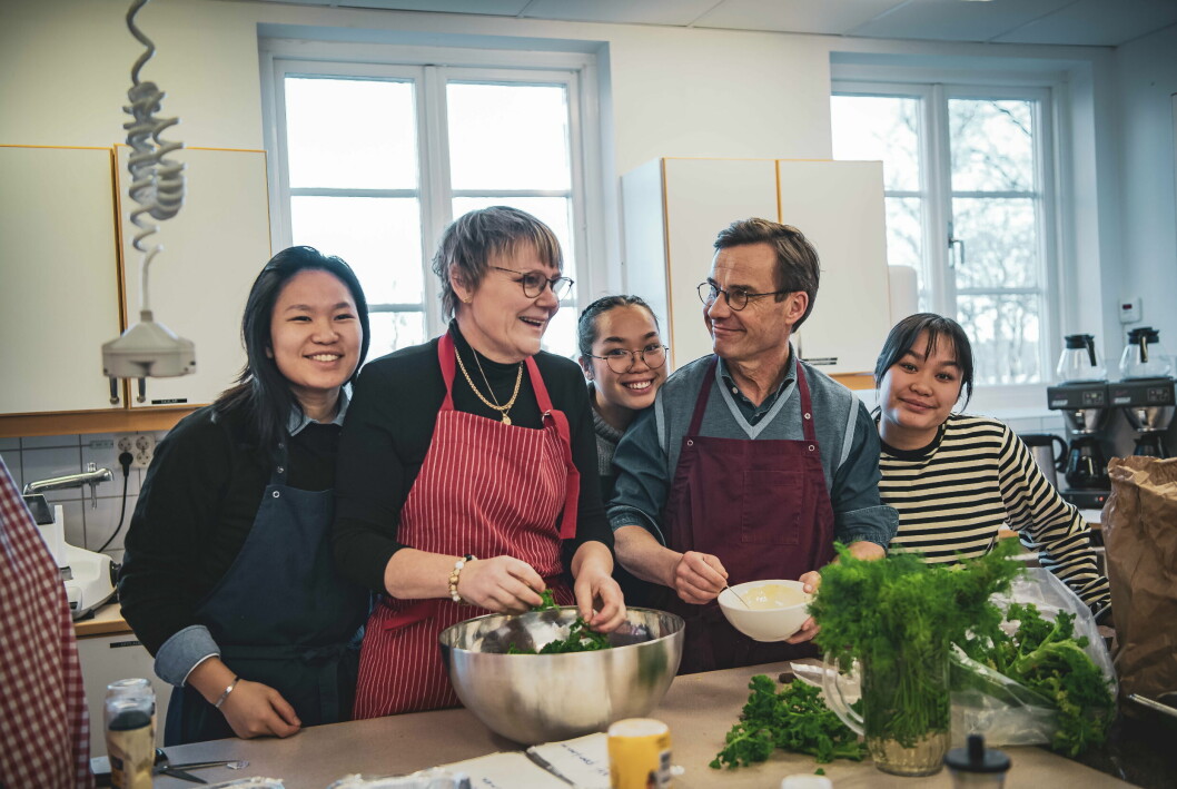 Innan de intog statsministerbostaden Sagerska palatset i Stockholm bodde Ulf och Birgitta i Strängnäs. Familjen tillbringar mycket tid i köket tillsammans. Här med de tre döttrarna Siri, Ellen och Signe, inför det traditionsenliga julfirandet i Strängnäs 2022. Innan de intog statsministerbostaden Sagerska palatset i Stockholm bodde Ulf och Birgitta i Strängnäs. Familjen tillbringar mycket tid i köket tillsammans. Här med de tre döttrarna Siri, Ellen och Signe, inför det traditionsenliga julfirandet i Strängnäs 2022.