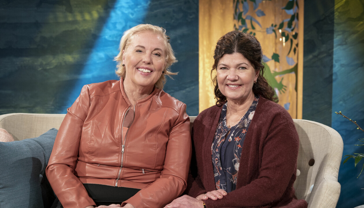 Det är kanske så här vi bäst känner igen Suzanne Axell, tillsammans med läkaren Karin Granberg i SVT:s Fråga doktorn-studio. Suzanne Axell och läkaren Karin Granberg i Fråga Doktorn på SVT