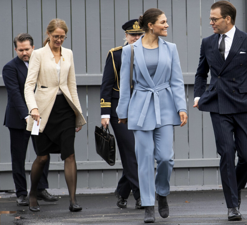 Det är inte så ofta adjutanterna fastnar på bild. Men här (i mitten) ser du en glimt av den som hade ”jouren” i oktober – och som då flyttade in i adjutantbostaden på Haga. Kronprinsessan Victoria Prins Daniel Hovmarskalk Lena Bartholdson Johan Tegel Adjutanten