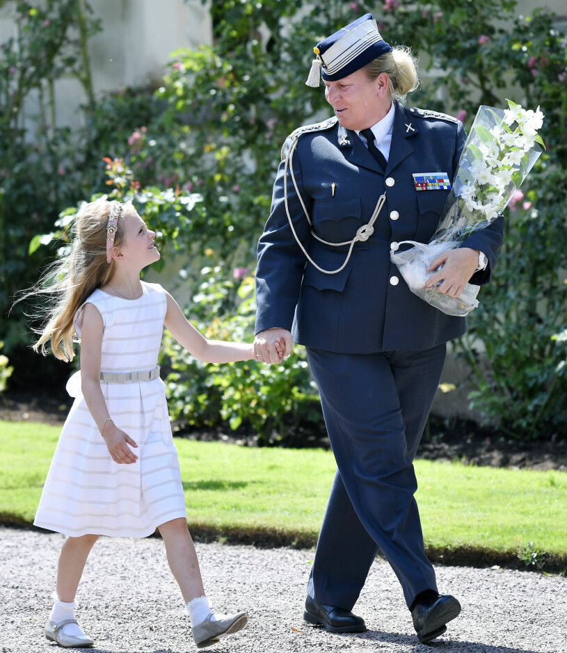 För prinsessan Estelle är adjutanterna vardag. Här med Laura Swaan Wrede som har varit kronprinsessans adjutant sedan 2008, och som till vardags är regementschef vid Livgardet. Prinsessan Estelle Adjutant Laura Swaan Wrede