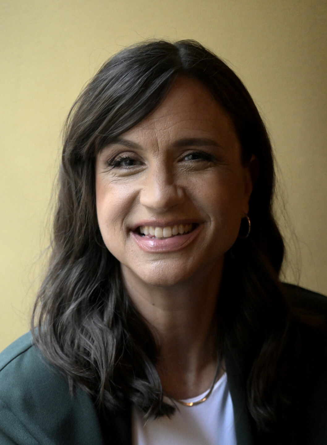 Petra Mede har tidigare berättat att hon är mycket glad över att hon tog beslutet att skaffa barn efter 40. Hon var inte redo innan dess. Petra mede i grön kavaj.