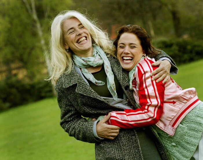 Ewa Fröling och dottern Tilde. Ewa och Tilde Fröling skrattar och kramas.