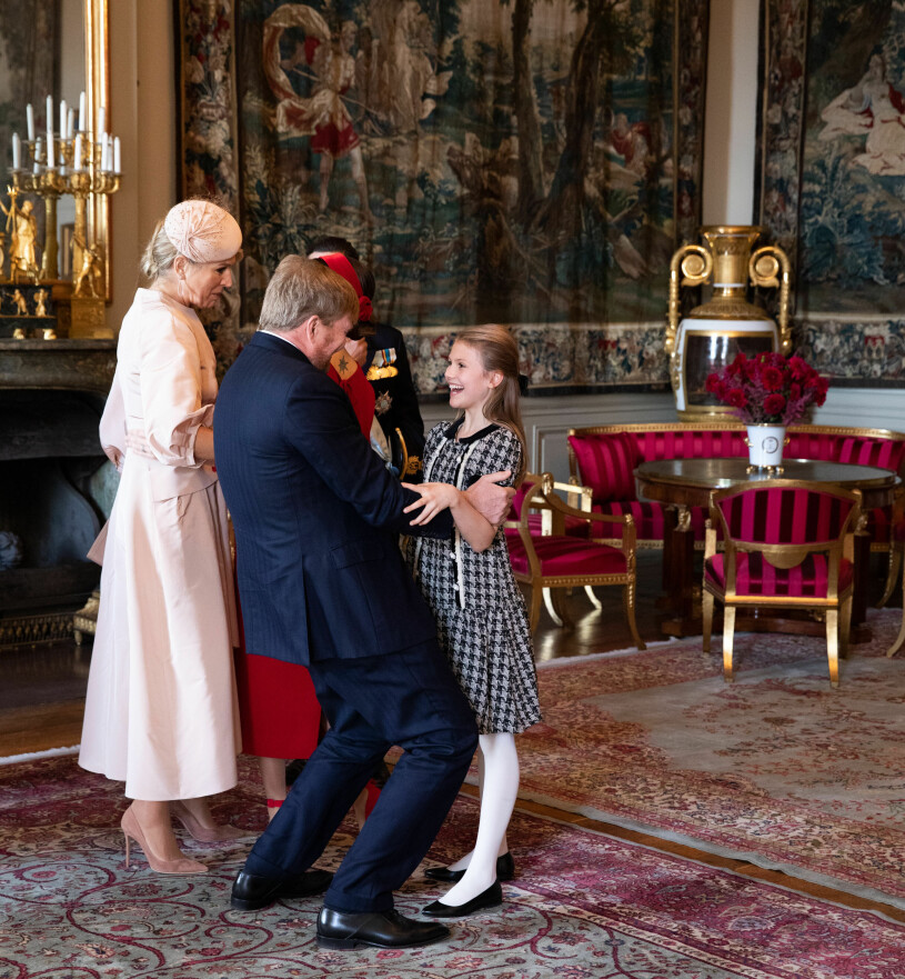 Prinsessan Estelle träffar det nederländska kungaparet.