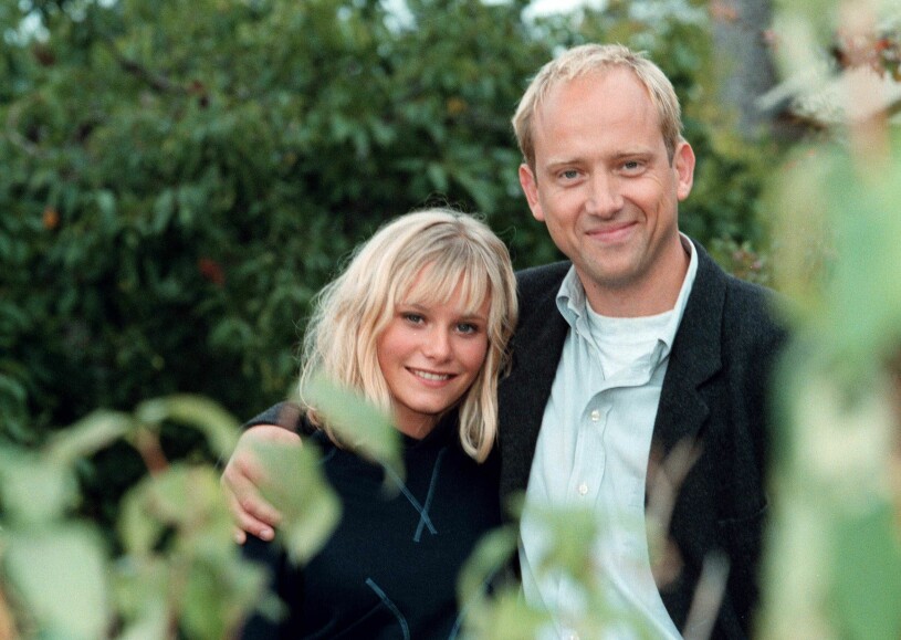 Samuel Fröler som läkaren Johan Steen och Ebba Hultkvist Stragne som dottern Wilma i ”Skärgårdsdoktorn”. Samuel Fröler som läkaren Johan Steen och Ebba Hultkvist Stragne som dottern Wilma i ”Skärgårdsdoktorn”.