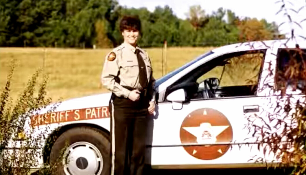 Tracy Fortson vid sheriffbilen