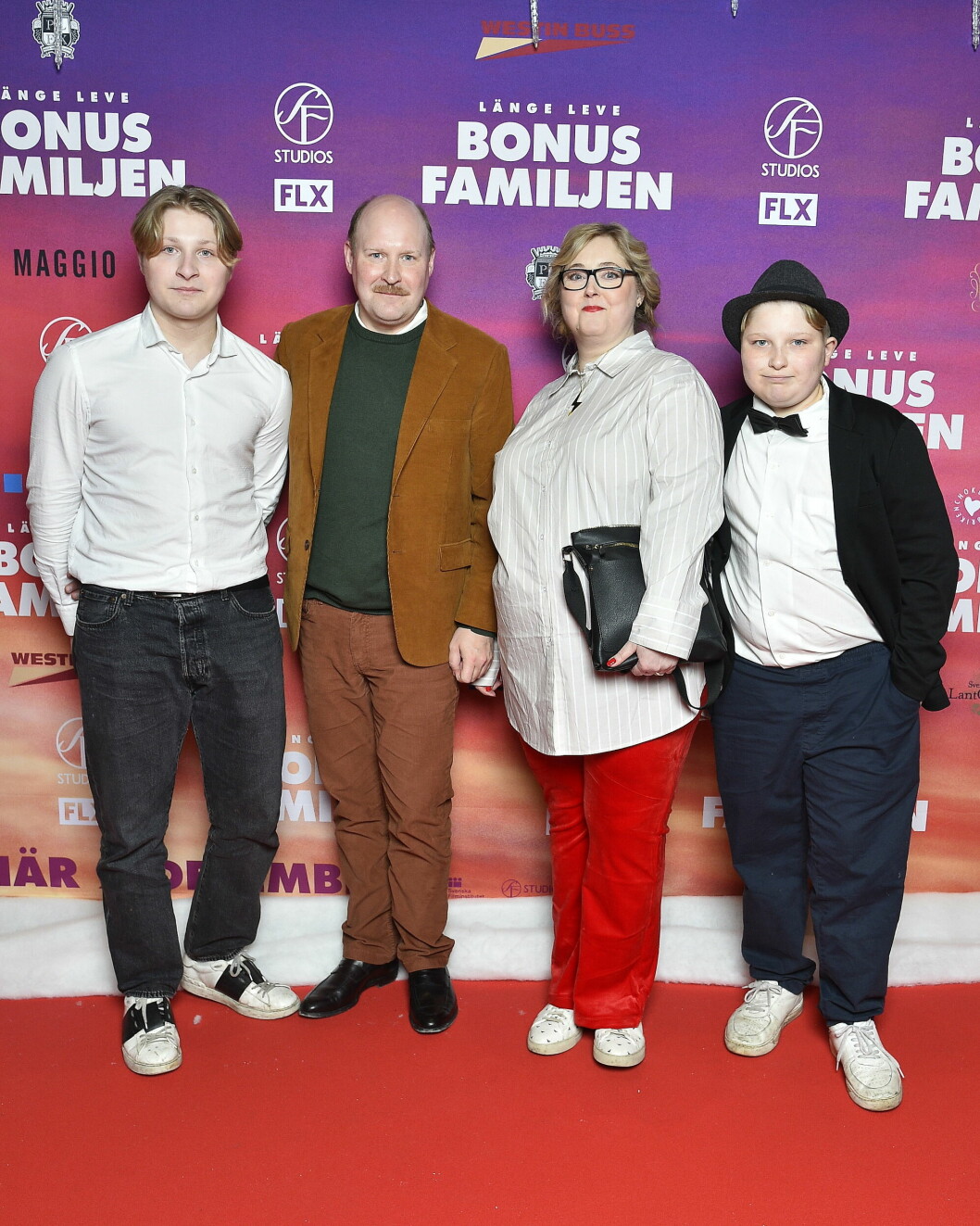 Hela familjen Dorsin: Frank, Henrik, Hanna och Sigge tillsammans på röda mattan inför biopremiären av filmen <span class=" italic" data-lab-italic_desktop="italic">Länge leve Bonusfamiljen</span>, i vilken Frank spelar en av huvudrollerna.