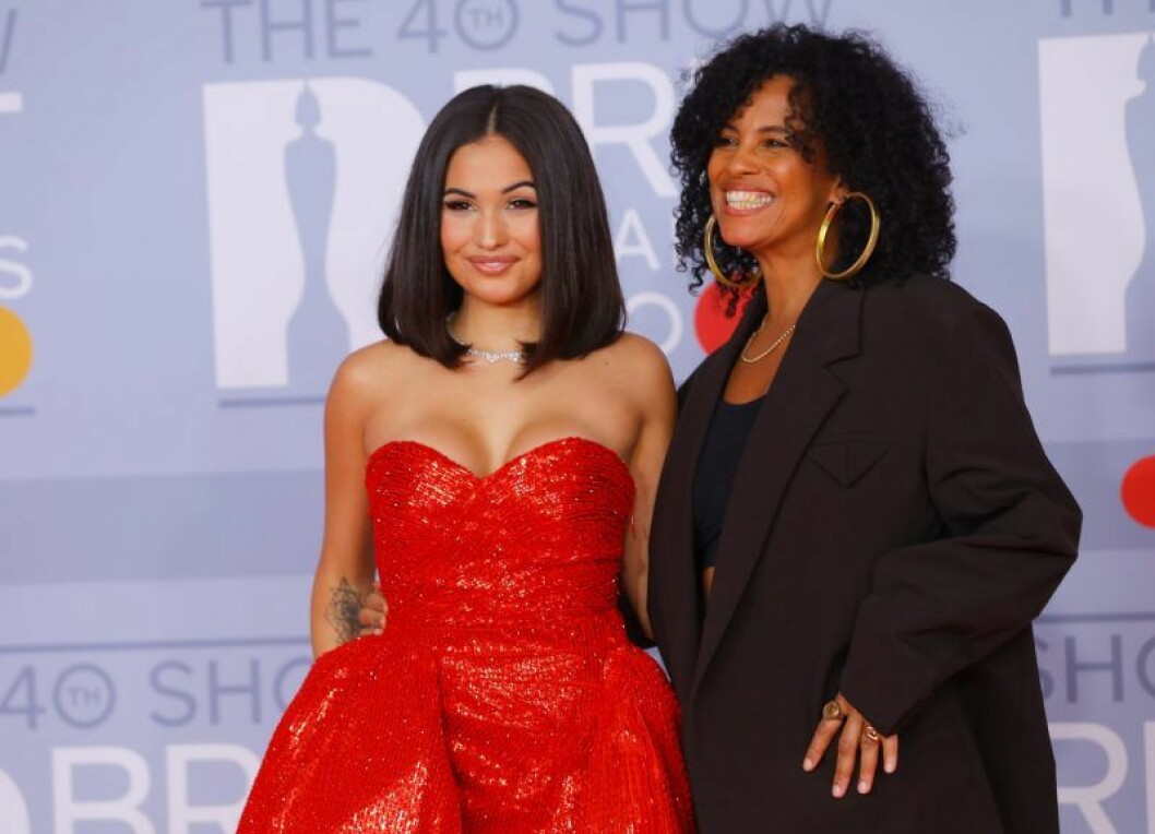 Mabel gick med mamma Neneh Cherry på Brit Awards 2020. Mabel och Neneh Cherry.