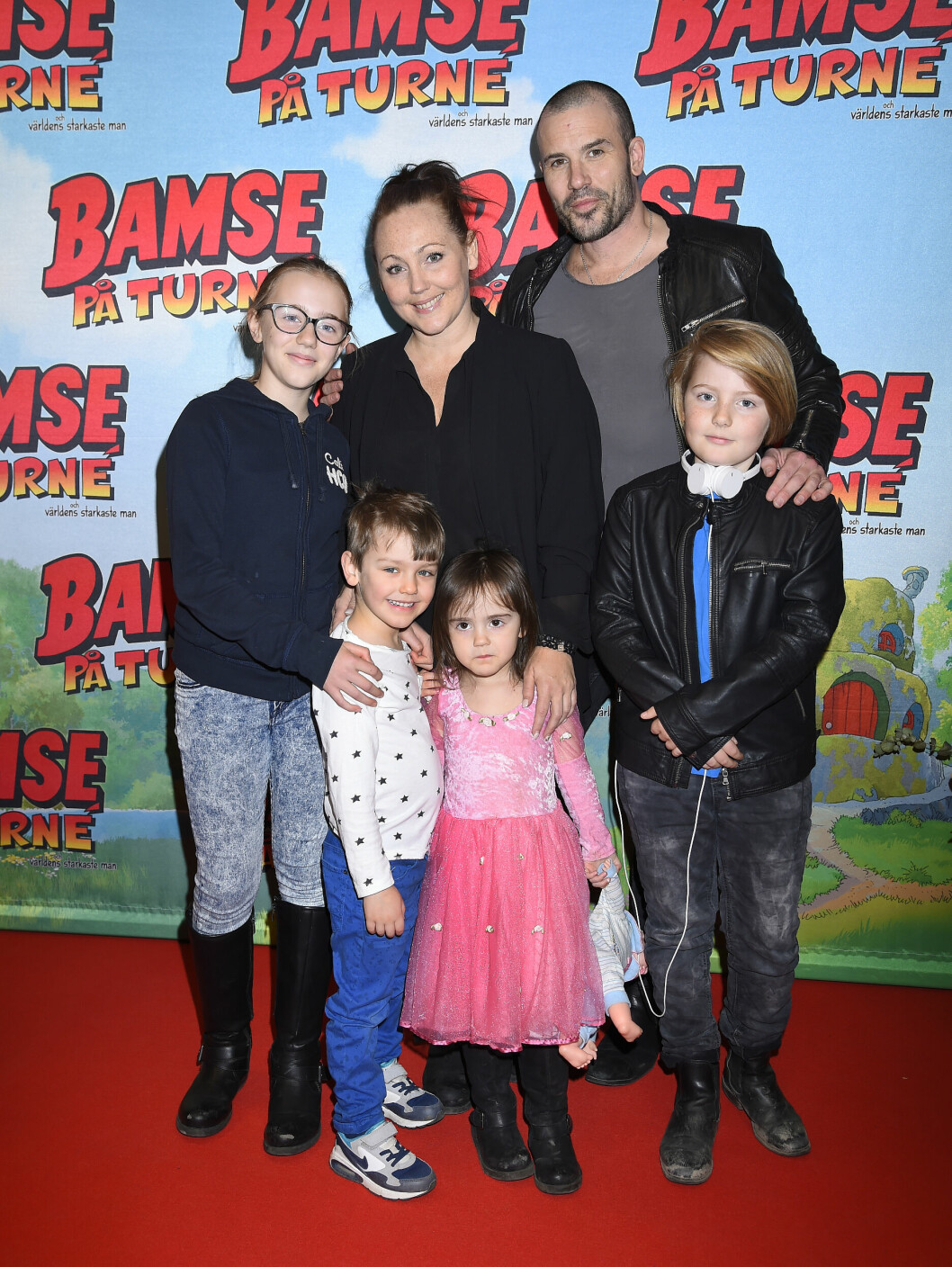 Hanna och Martin tillsammans med deras tre barn och en av barnens kompisar, på ett event i Stockholm år 2016. Fr.v. Ida, Melker, Hanna, Saga, Martin och Love.