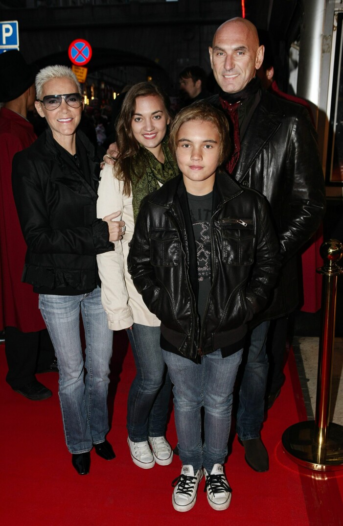 Marie Fredriksson med maken Micke Bolyos och barnen Oscar och Josefin på premiären av filmen <em>Kenny Starfighter</em> i Stockholm våren 2009.