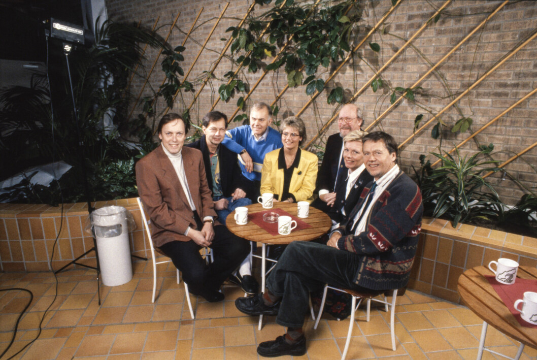 Några av cafévärdarna samlade 1992. Från vänster: Ragnar Dahlberg, Bengt Alsterlind, Per Eric Nordquist, Lena Lundkvist, Bengt Nordlund, Disa Åberg, och Berndt Egerbladh. tv-cafevärdarna 1992 runt ett bord.