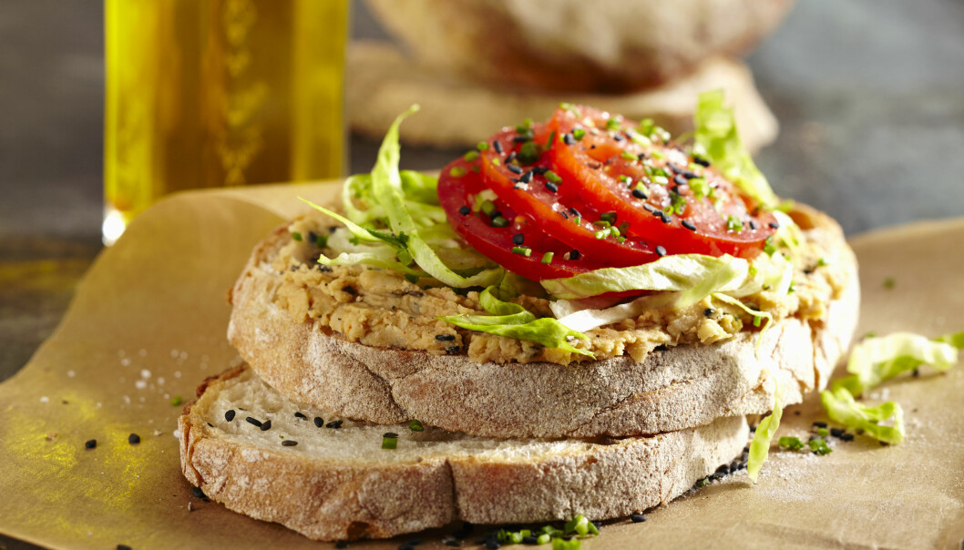 Hembakt bröd med en matig bönröra och krispiga grönsaker blir ett gott mellanmål. Foto: TT Bröd med hummus och grönsaker.