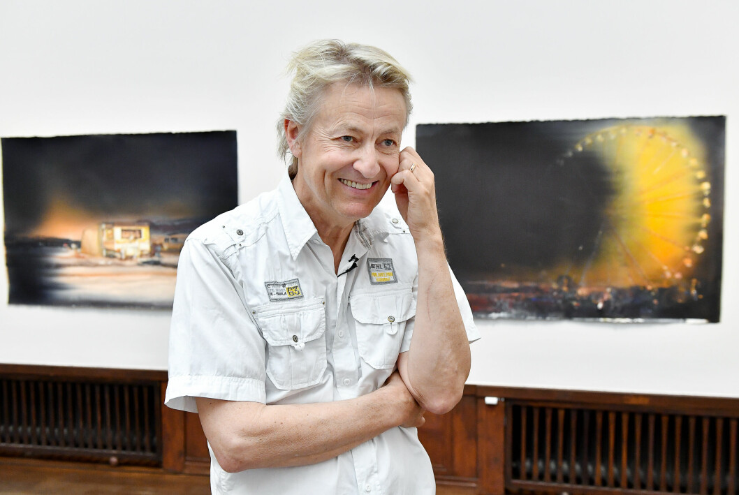 Lars Lerin framför några av sina verk som ställdes ut på Liljevalchs konsthall i Stockholm år 2018. Lerin målar gärna i akvareller och har ett alldeles unikt sätt att tolka omgivningar i olika ljus. Lars Lerin framför några av sina verk som ställdes ut på Liljevalchs konsthall i Stockholm år 2018. Lerin målar gärna i akvareller och har ett alldeles unikt sätt att tolka omgivningar i olika ljus.