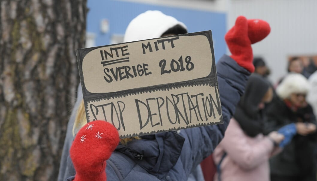 Demonstranter protesterar mot utvisningarna till Afghanistan utanför Migrationsverkets lokaler i Märsta i november 2018. <i>Foto: Anders Wiklund/TT</i> Demonstranter protesterar mot utvisningarna till Afghanistan utanför Migrationsverkets lokaler i Märsta, november 2018.