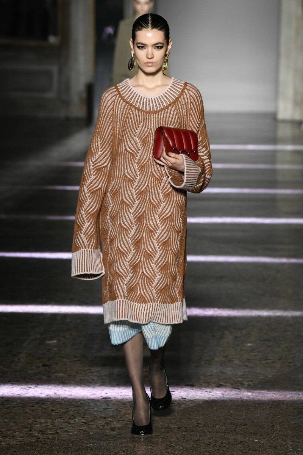Under Milano Fashion Week såg vi en hel del stickade och mönstrade klänningar i oversize! Här av designern Marco De Vicenzo. En modell i stickad klänning.
