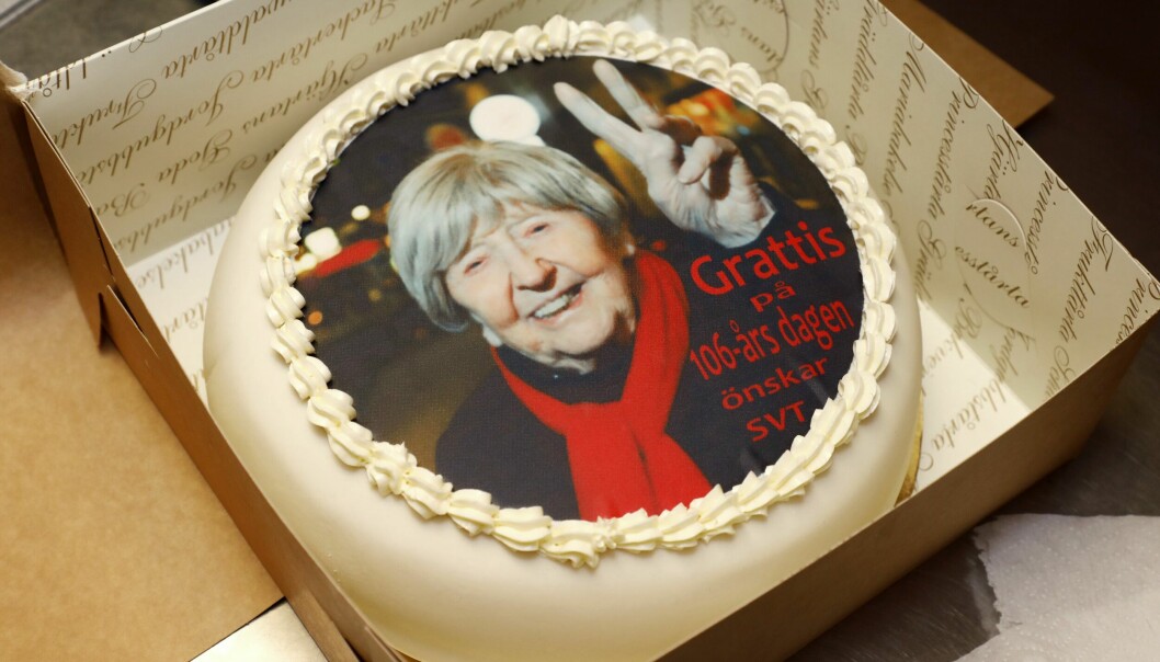 Dagny Carlsson fick en tårta av SVT på sin 106-årsdag.