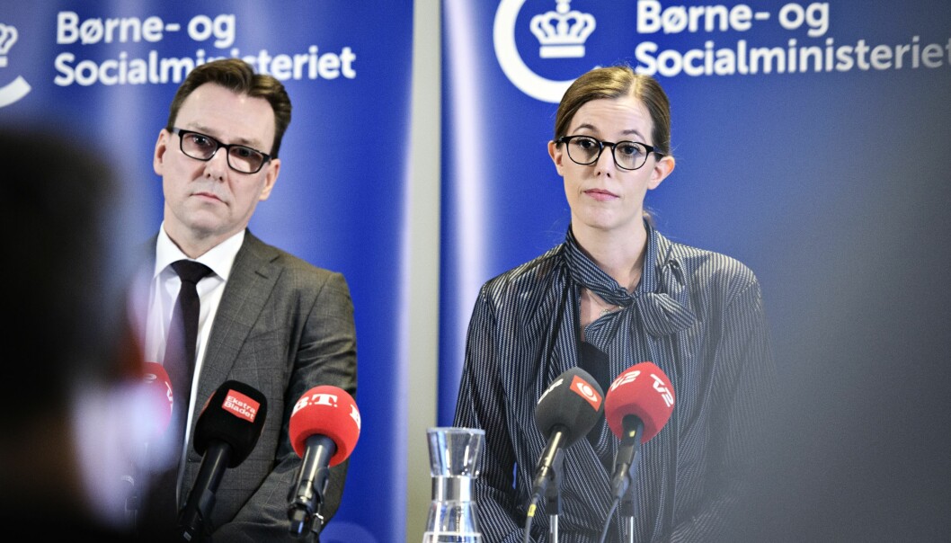 Dåvarande barn- och socialministern Mai Mercado håller presskonferens tillsammans med departementschef Jens Strunge Bonde. Tidigare barn- och socialministern Mai Mercado håller och departementschef Jens Strunge Bonde vid en presskonferens.