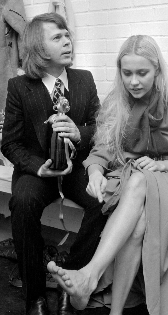 Agnetha Fältskog spelade Maria Magdalena i J<span class=" italic" data-lab-italic_desktop="italic">esus Christ Superstar</span> på Scandinavium 1972. Här gratuleras hon in omklädningsrummet av dåvarande pojkvännen Björn Ulvaeus.
