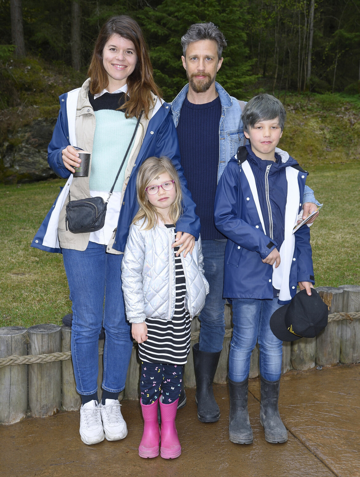Emma Molin med sina två barn och Jakob Setterberg, Grotesco-kollegan som hon nyligen har separerat ifrån. Skådespelarna Emma Molin och Jakob Setterberg och deras två barn.