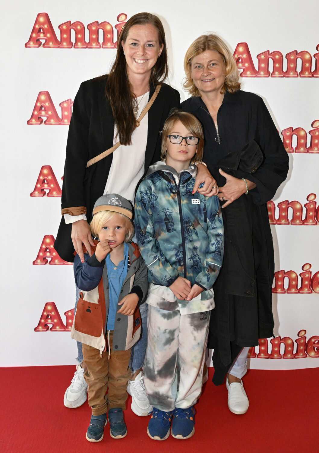 Lotta och Rebecca Schelin på röda mattan tillsammans med sonen Kalle [i keps] och Lottas systerson Melvin.