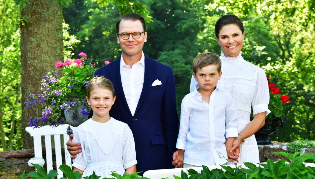 Prins Daniel och kronprinsessan Victoria har insjuknat i covid-19. Prinsessan Estelle och prins Oscar är friska. Prins Daniel, prinsessan Estelle, prins Oscar och kronprinsessan Victoria